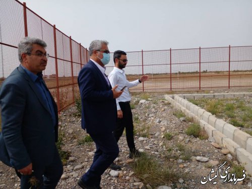  بازدید سرپرست فرمانداری گمیشان از پروژه نیمه تمام چمن مصنوعی روستای دهنه