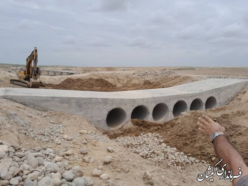 بازدید سقلی فرماندارگمیشان از اجرای طرح زهکشی اراضی اولولیت دار و جاده بین مزارع سیمین شهر