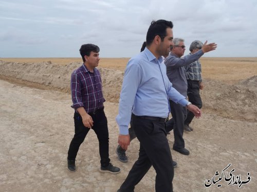بازدید سقلی فرماندارگمیشان از اجرای طرح زهکشی اراضی اولولیت دار و جاده بین مزارع سیمین شهر