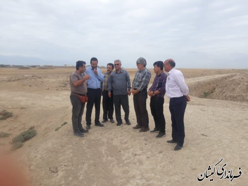 بازدید سقلی فرماندارگمیشان از اجرای طرح زهکشی اراضی اولولیت دار و جاده بین مزارع سیمین شهر