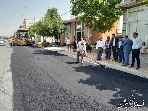 بازدید فرماندار گمیشان از عملیات پخش آسفالت سیمین شهر