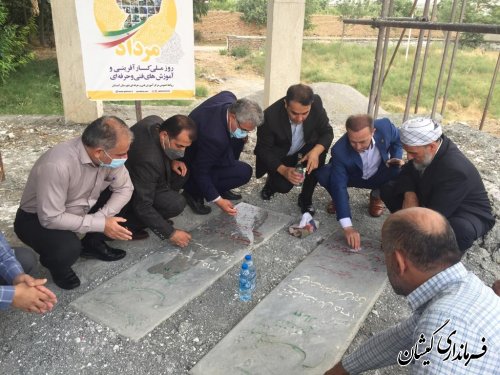 غبار روبی یادمان شهدا به مناسبت روز ملی کار آفرینی و آموزش فنی و حرفه ای 