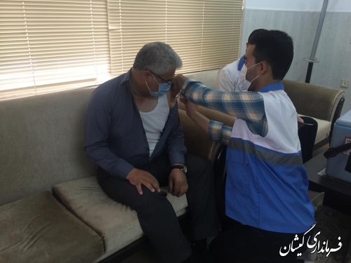 تزریق دز چهارم واکسن کووید فرماندار گمیشان و پرسنل فرمانداری