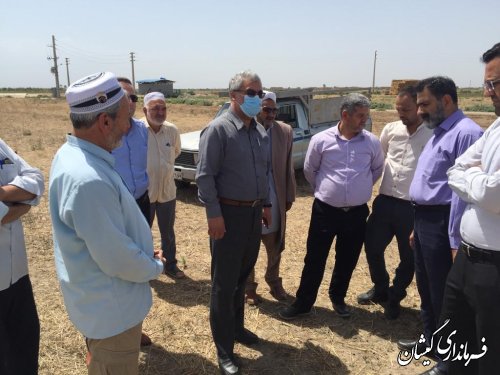 بازدید فرماندار گمیشان از زمین اهدایی خیر روستای قرنجیک خواجه خان 