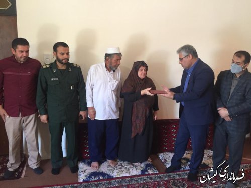 دیدار فرماندار گمیشان با خانواده شهید رومی در سیمین شهر 