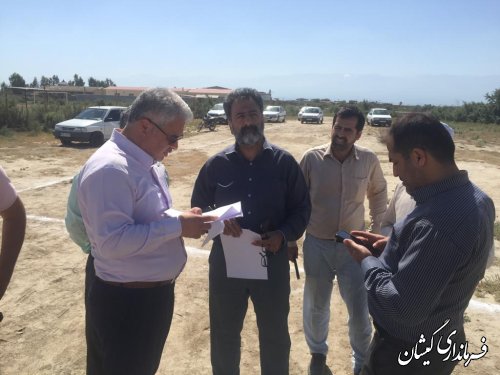 پیگیری مستمر فرماندار گمیشان جهت اجرایی شدت پروژه زمین چمن مصنوعی آرخ بزرگ 