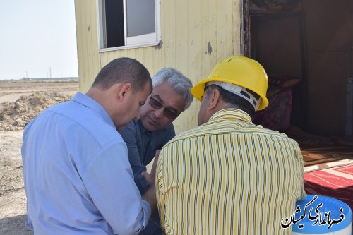 بازدید فرماندار گمیشان از روند اجرای حفر چاه تامین آب سقر تپه