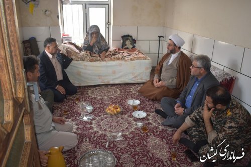 دیدار فرماندار گمیشان با خانواده های شهدا در سیمین شهر 