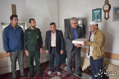 دیدار فرماندار گمیشان با خانواده های شهدا در سیمین شهر 