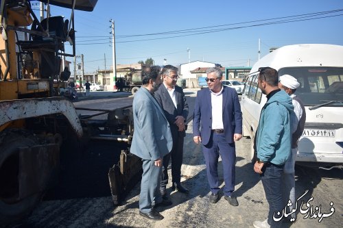 بازدید فرماندار گمیشان از پروژه اجرای آسفالت معابر روستای قرنجیک خواجه خان