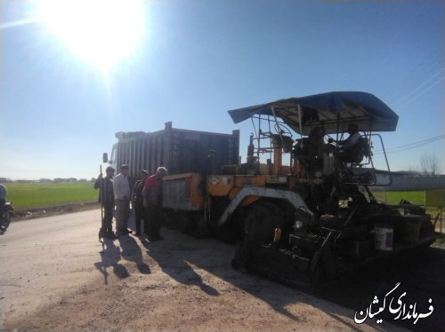 بازدید فرماندار گمیشان از پروژه اجرای آسفالت معابر روستای قرنجیک گوگجلی