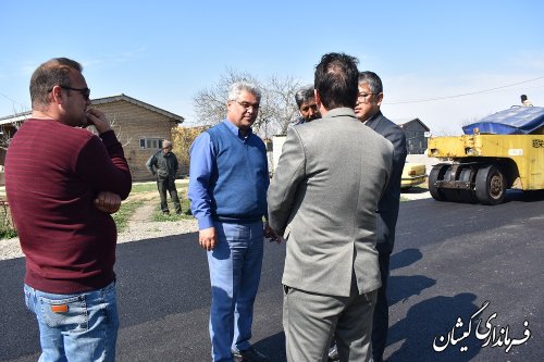 بازدید فرماندار گمیشان از پروژه اجرای آسفالت معابر روستای کوسلی