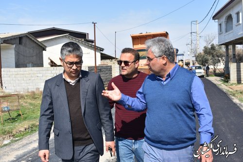 بازدید فرماندار گمیشان از پروژه اجرای آسفالت معابر روستای کوسلی