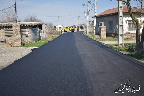 بازدید فرماندار گمیشان از پروژه اجرای آسفالت معابر روستای کوسلی