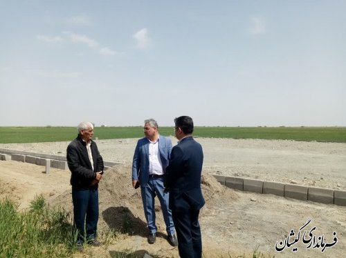 بازدید فرماندار از محل احداث زمین چمن مصنوعی بصیرآباد