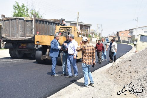 بازدید فرماندار گمیشان از پروژه اجرای آسفالت معابر روستای قره کیله
