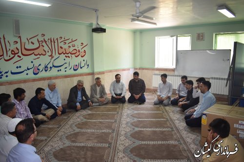 اهدا تجهیزات اداری به مدارس شهرستان توسط فرماندار گمیشان