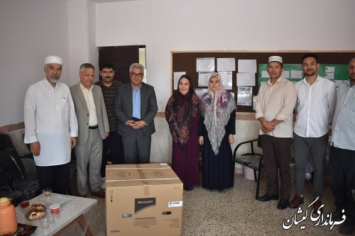 اهدا تجهیزات اداری به مدارس شهرستان توسط فرماندار گمیشان