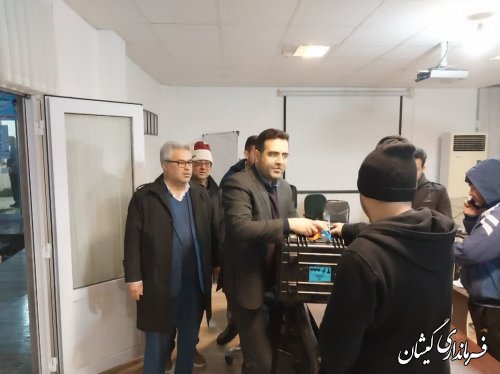 تحویل صندوق های شعب اخذ رای شهرستان گمیشان به نمایندگان فرماندار